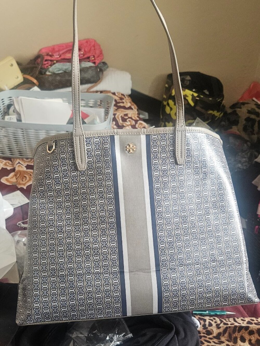 Authentic Tory burch large tote PLUS FREE pair.of tory burch earrings